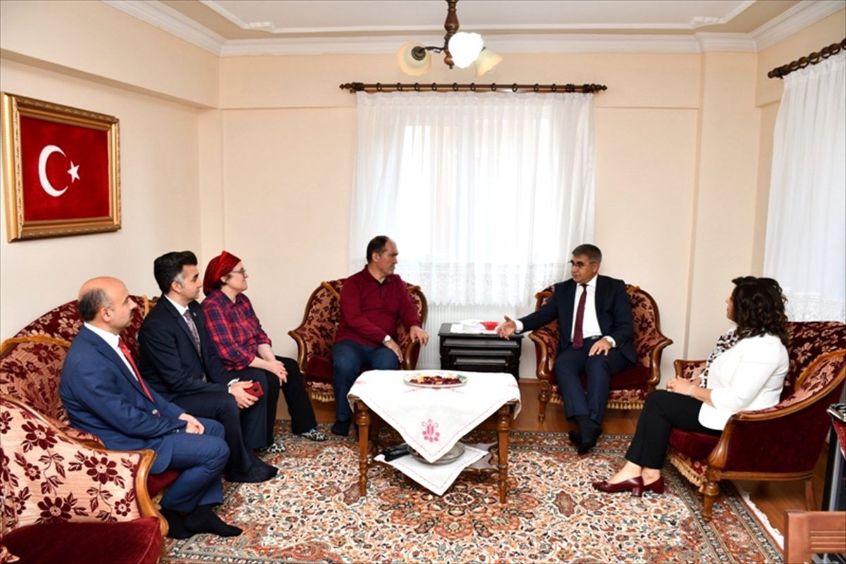 Karabük Valisi Gürel, şehit öğretmen Şenay Aybüke Yalçın\'ın ailesini ziyaret etti