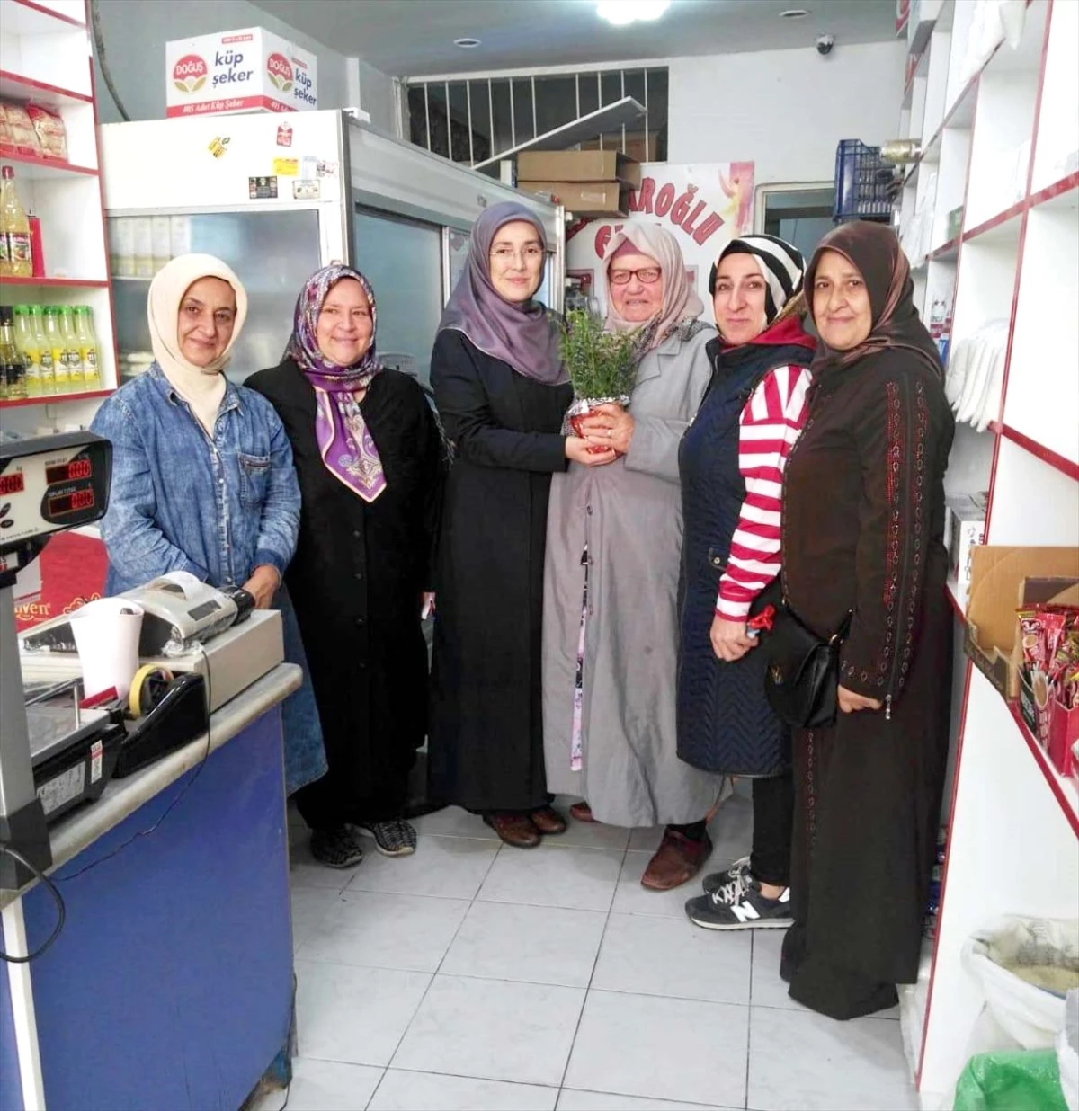 Karamürsel\'de AK Partili kadınlardan esnaf ziyareti