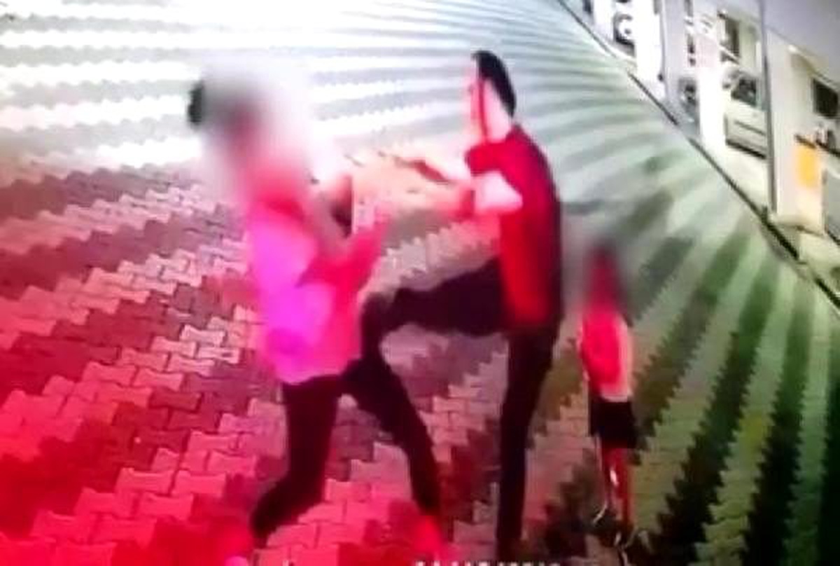 Kardiyolog, boşandığı eşini tekme- tokat dövdü; O anlar kamerada