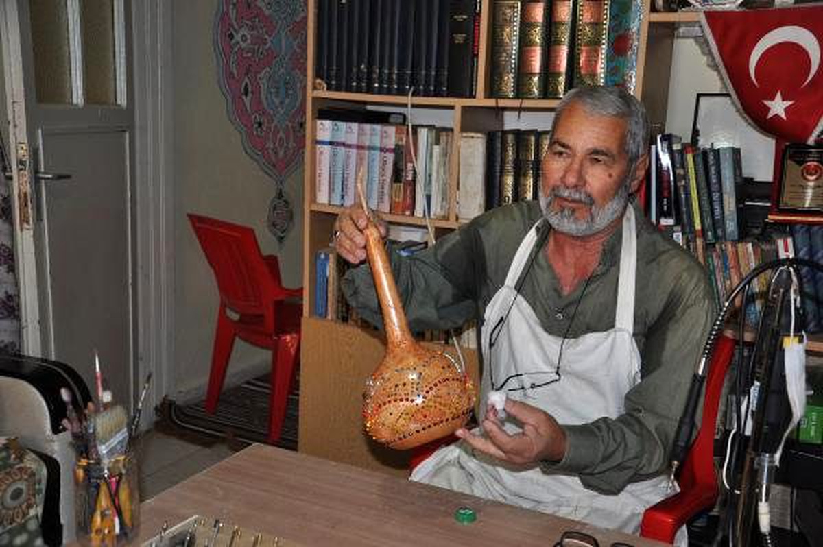 Kendi yetiştirdiği su kabaklarını süs eşyasına dönüştürüyor