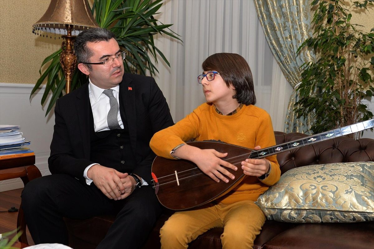 Küçük Bedirhan Aziz bağlama çaldı, Erzurum Valisi Memiş türkü söyledi