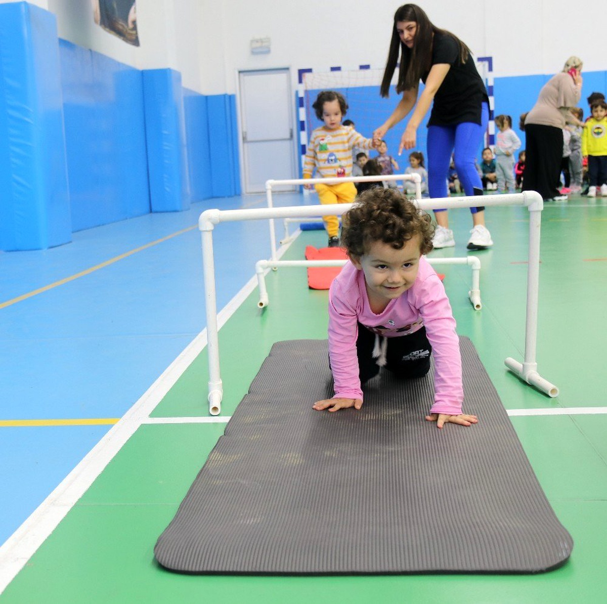 Küçük öğrenciler spor salonunda eğlenerek ders yaptı