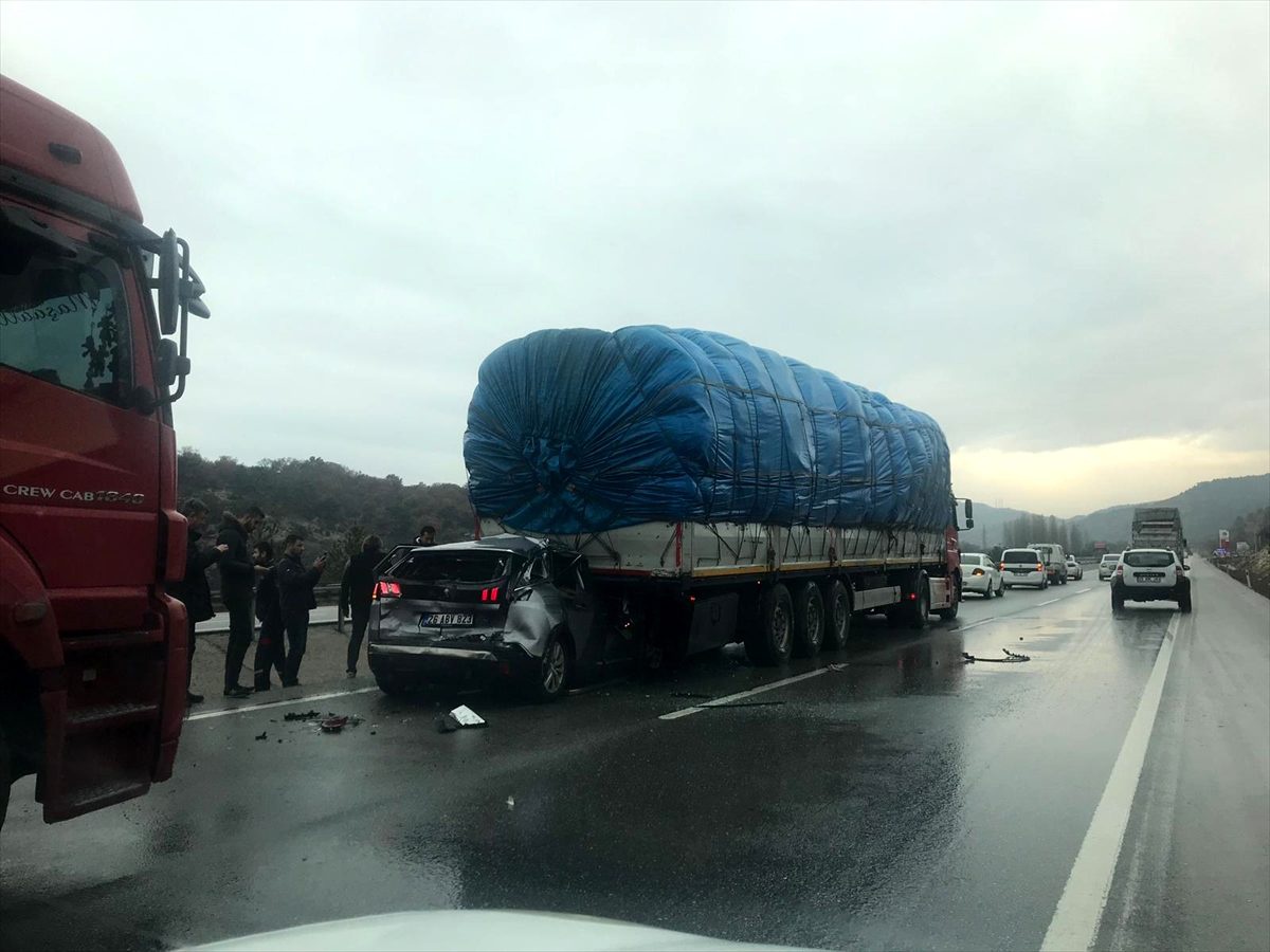 Kütahya\'da tıra çarpan otomobilin sürücüsü yaralandı