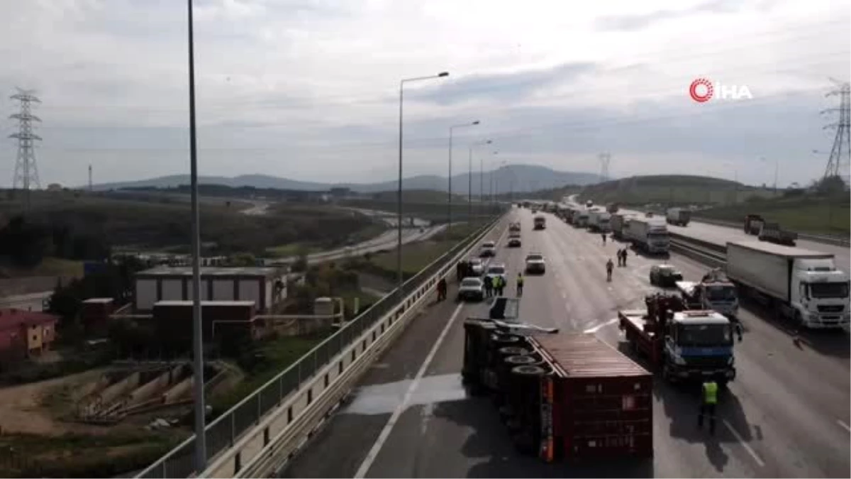 Kuzey Marmara Otoyolu Paşaköy mevkiinde kamyon bir ciple çarpışarak devrildi