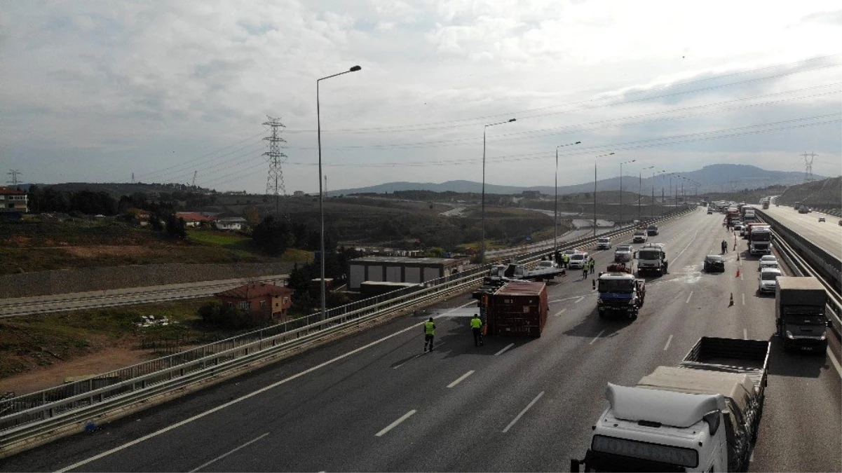 Kuzey Marmara otoyolunda ciple çarpışan kamyon devrildi