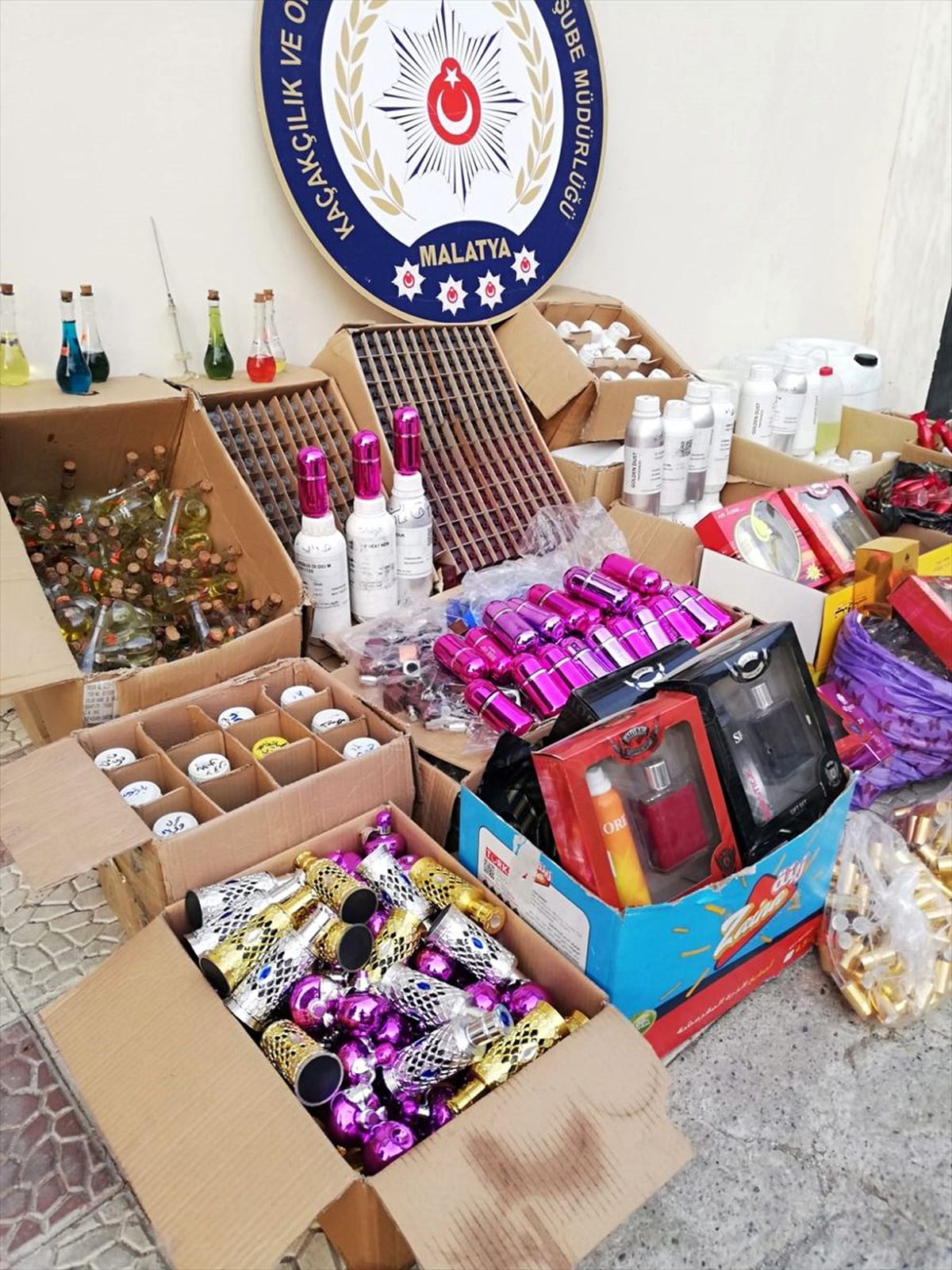 Malatya\'da gümrük kaçağı parfüm ve deodorant ele geçirildi