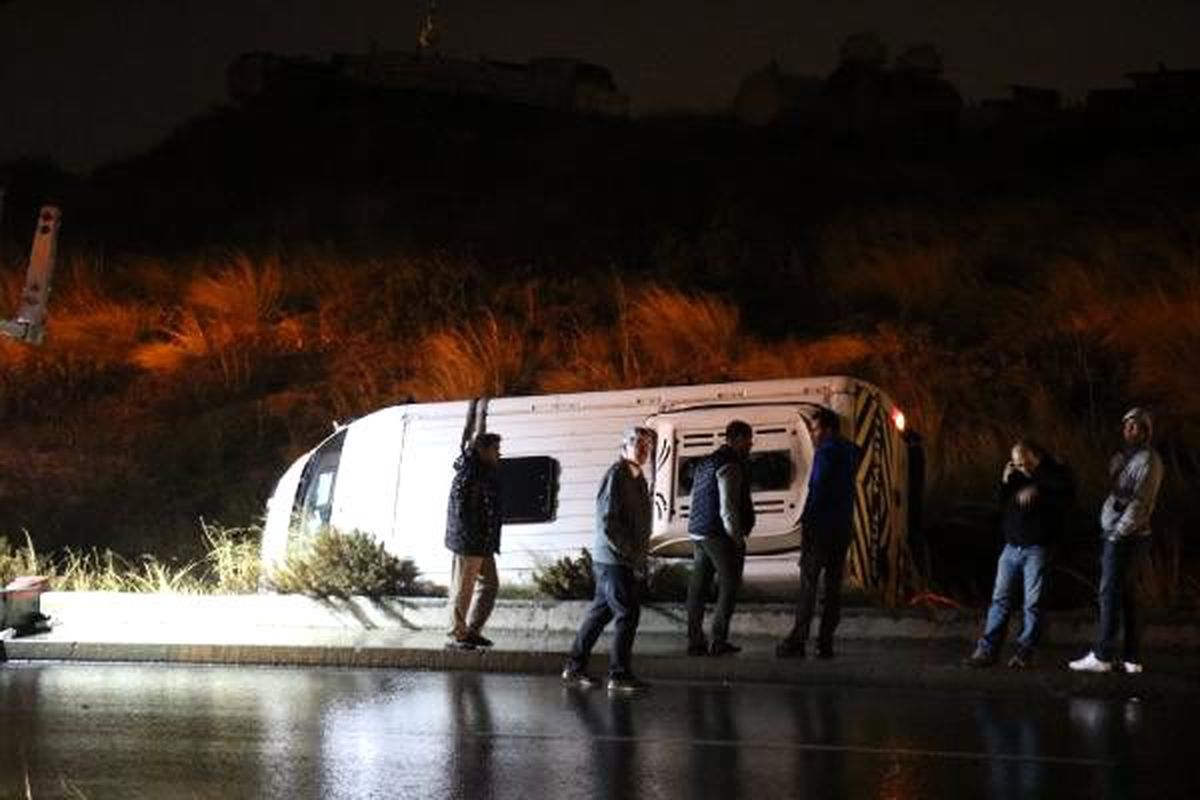 Maltepe\'de servis minibüsü devrildi