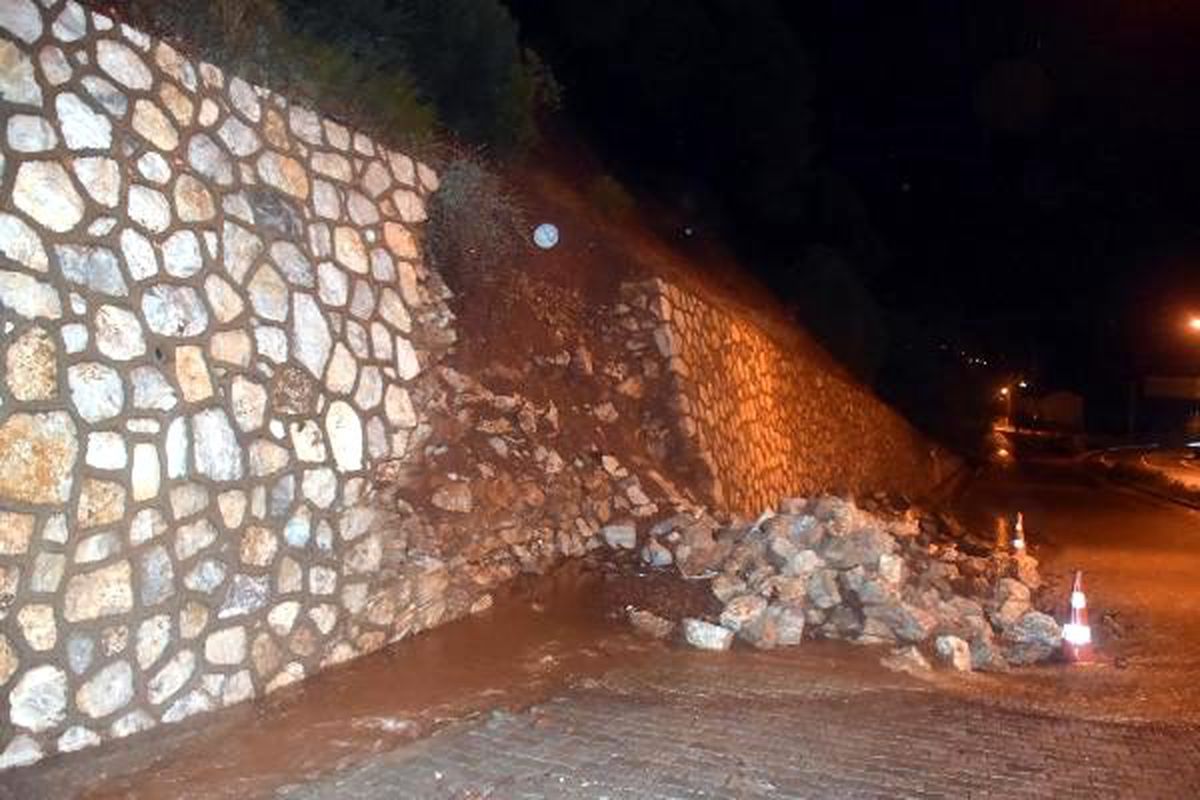 Marmaris\'te sağanak yağmur yaşamı olumsuz etkiledi