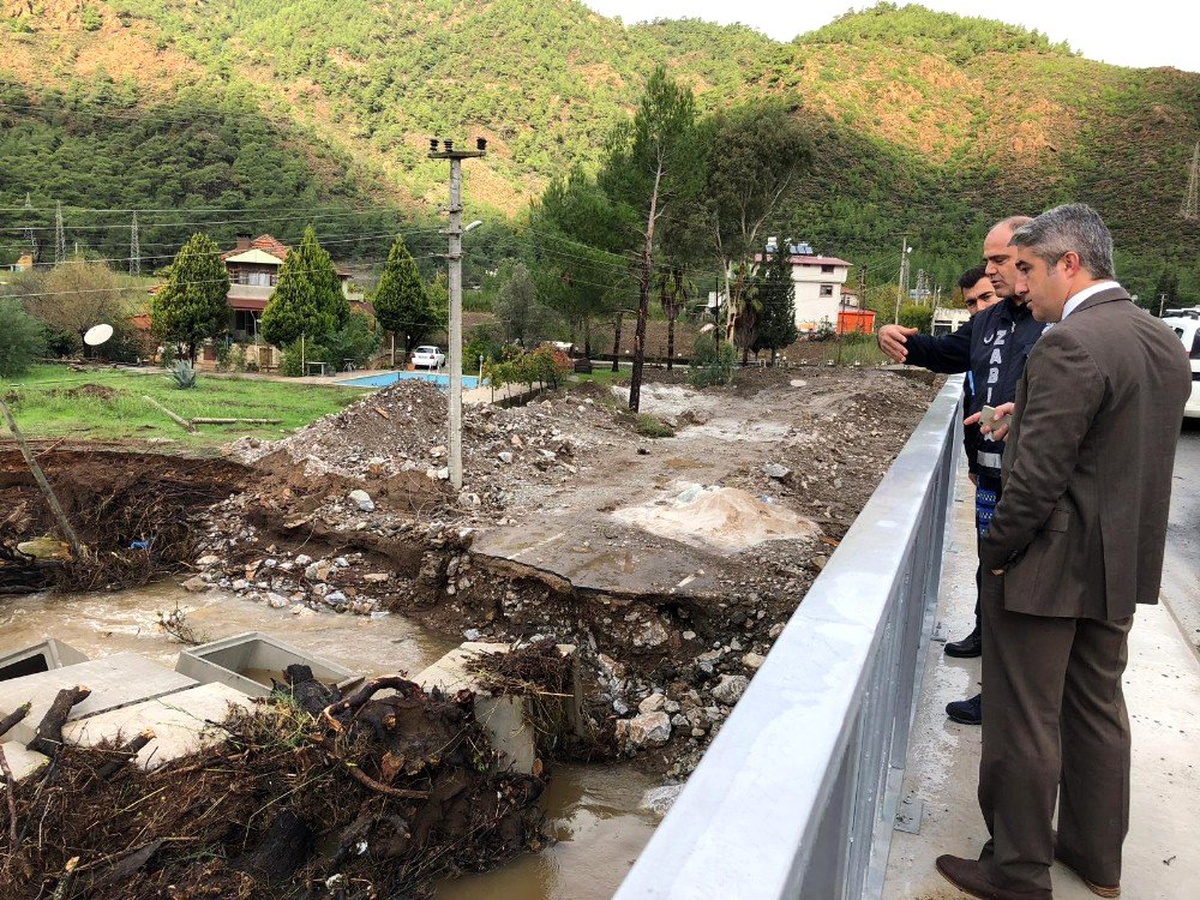Marmaris\'te yağış ve fırtınanın izleri siliniyor