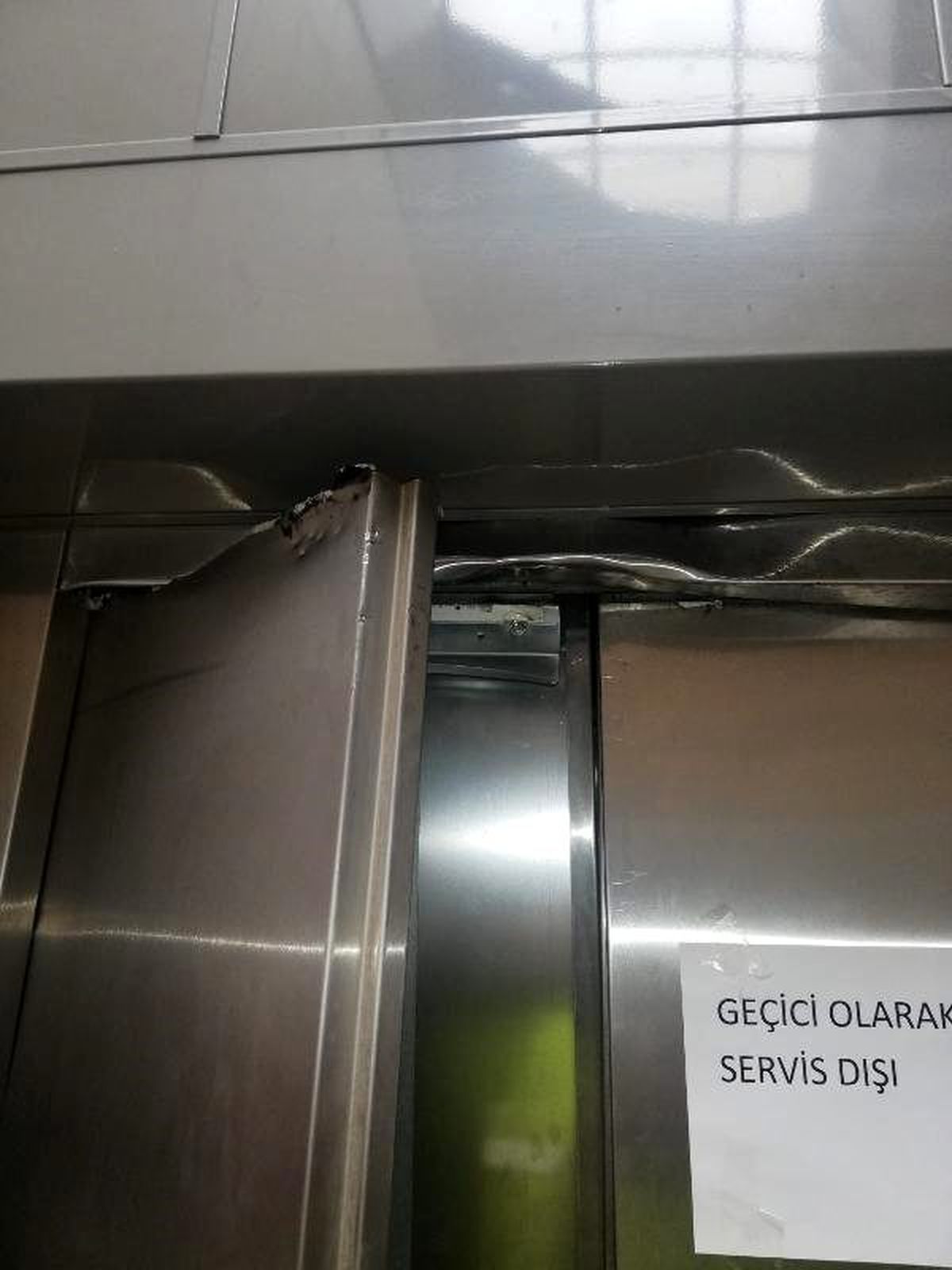 Metrobüs durağında \'şaşırtan asansör\'e İBB\'den açıklama