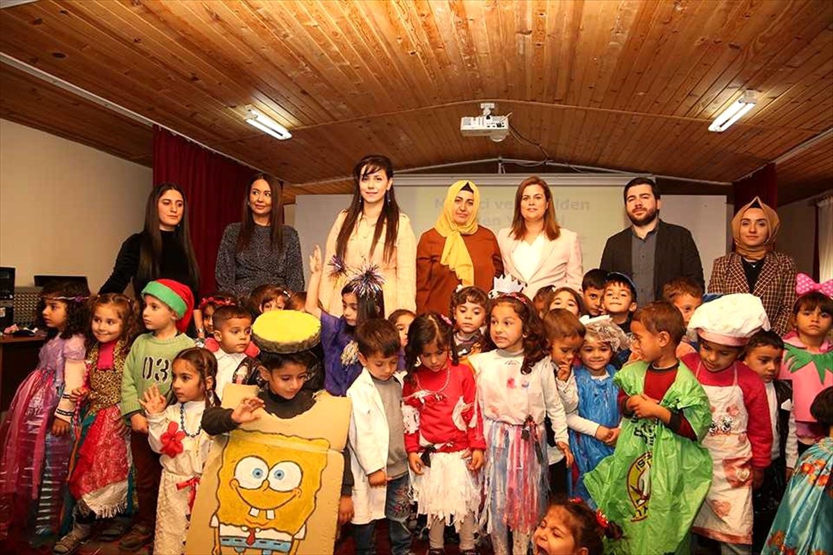 Minik öğrenciler, atık malzemeden yapılan kostümleri sergiledi