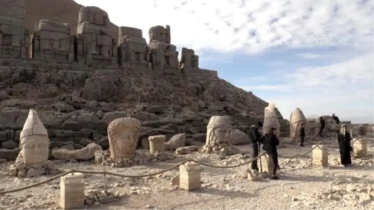 Nemrut Dağı\'nda turist yoğunluğu