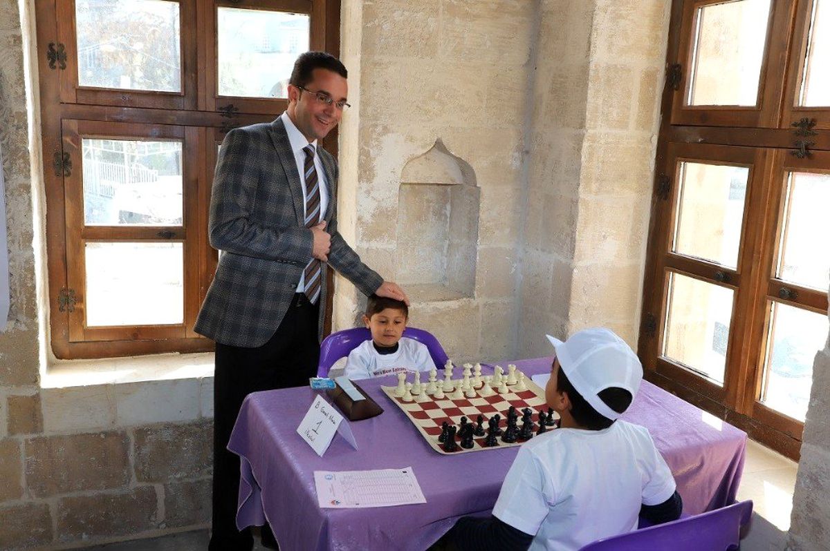 Öğrenciler satranç turnuvasında ter döktü