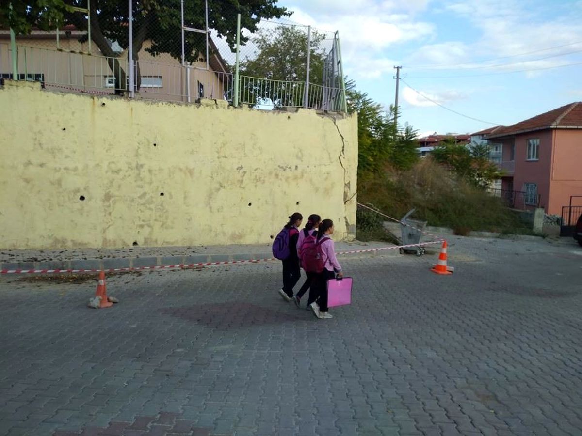 Okul duvarındaki çatlak mahalleliyi tedirgin etti