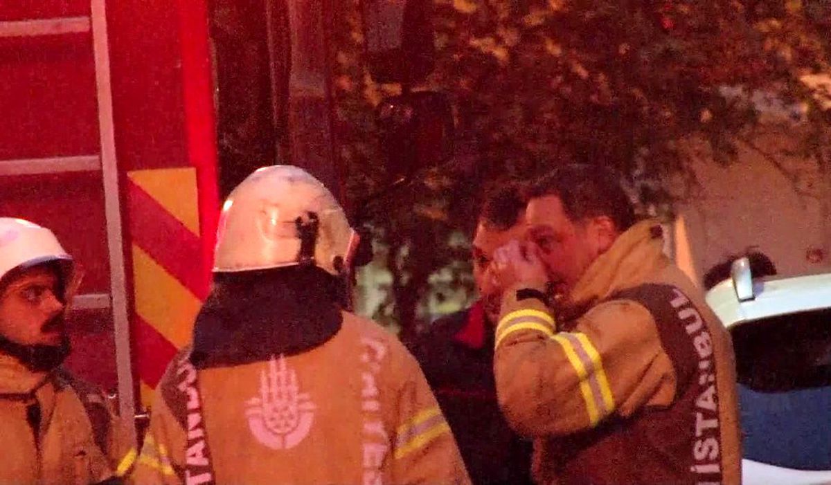 (Özel) Bayrampaşa\'da yanan evden kopan parça itfaiyecinin başına düştü