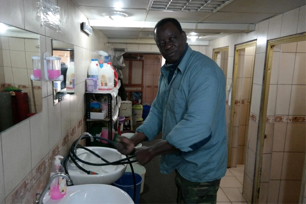 9 dil bilen Gineli Osman, yıllardır cami tuvaleti temizleyerek geçimini sağlıyor