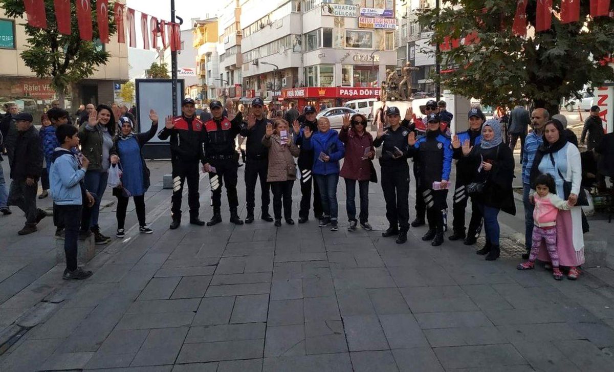Polisler \'KADES\' i tanıttı