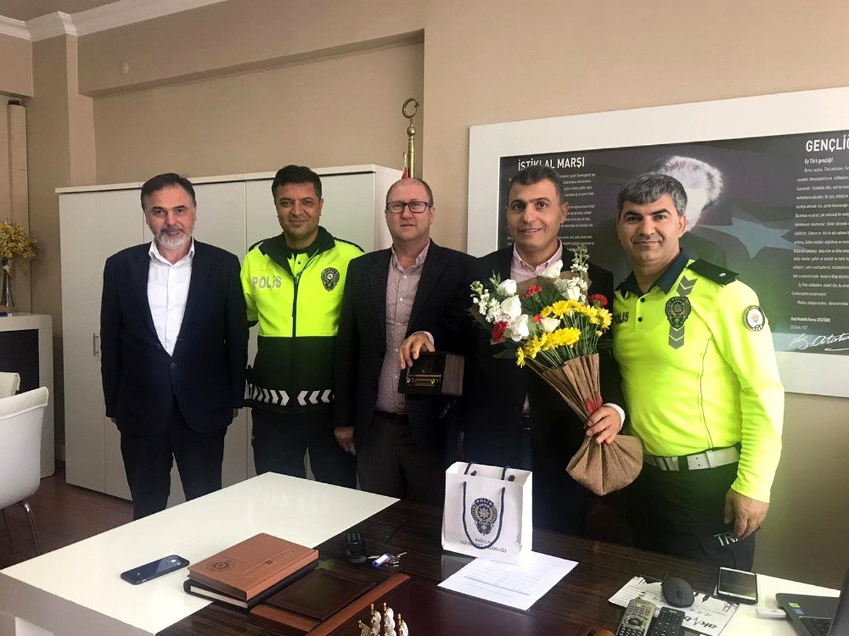 Polisten \'Öğretmenler Günü\' kapsamında 6 bin 953 okula ziyaret
