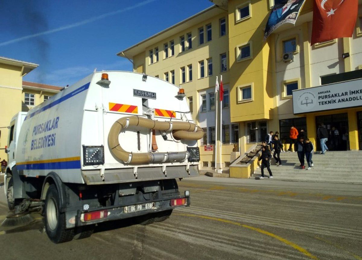 Pursaklar\'da okul bahçeleri temizleniyor