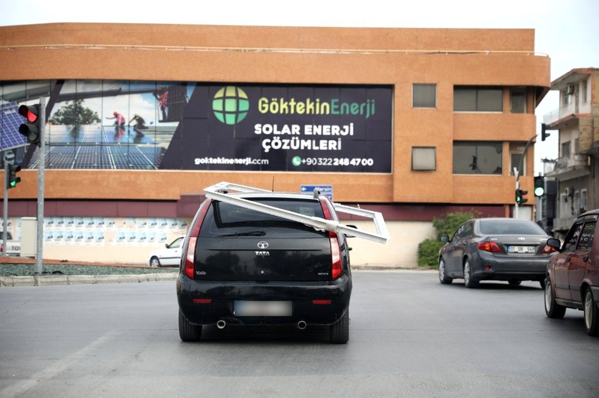 PVC çerçeveyi otomobilin tavanında taşıdı