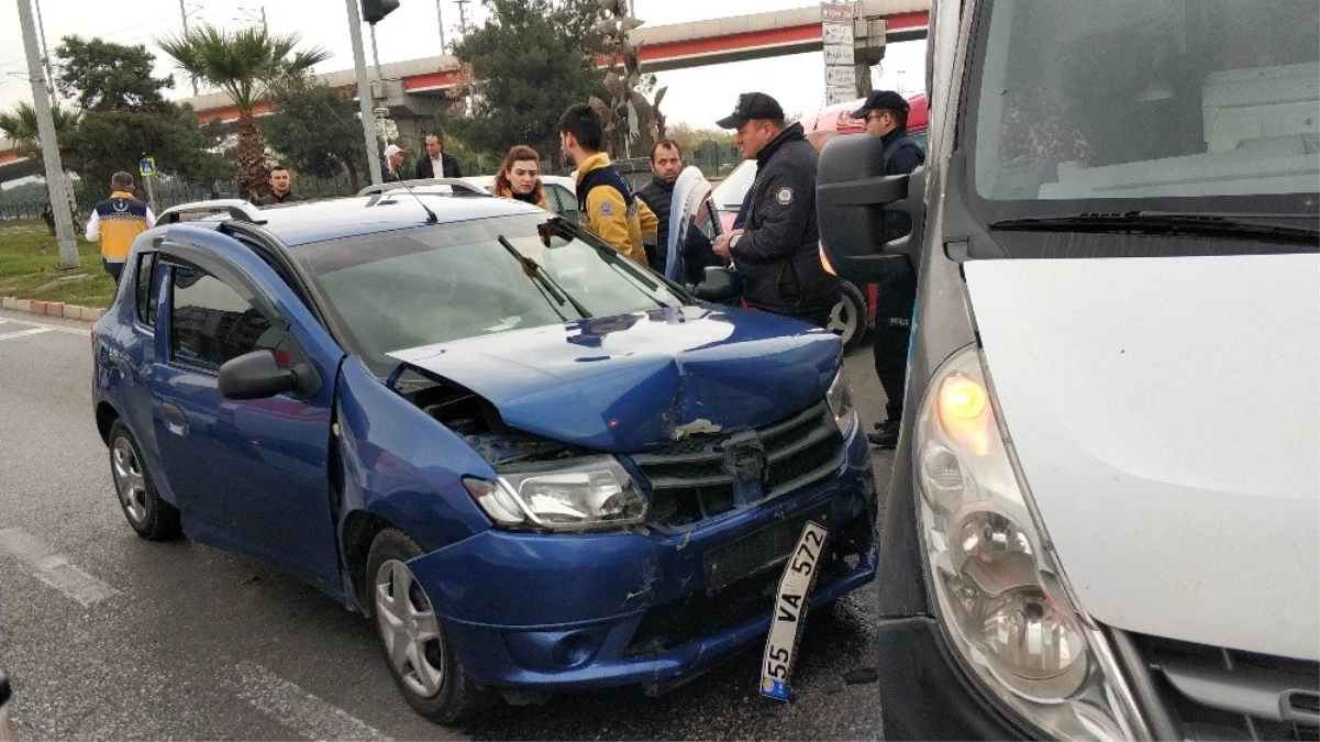 Samsun\'da otomobili ile minibüs çarpıştı: 2 yaralı