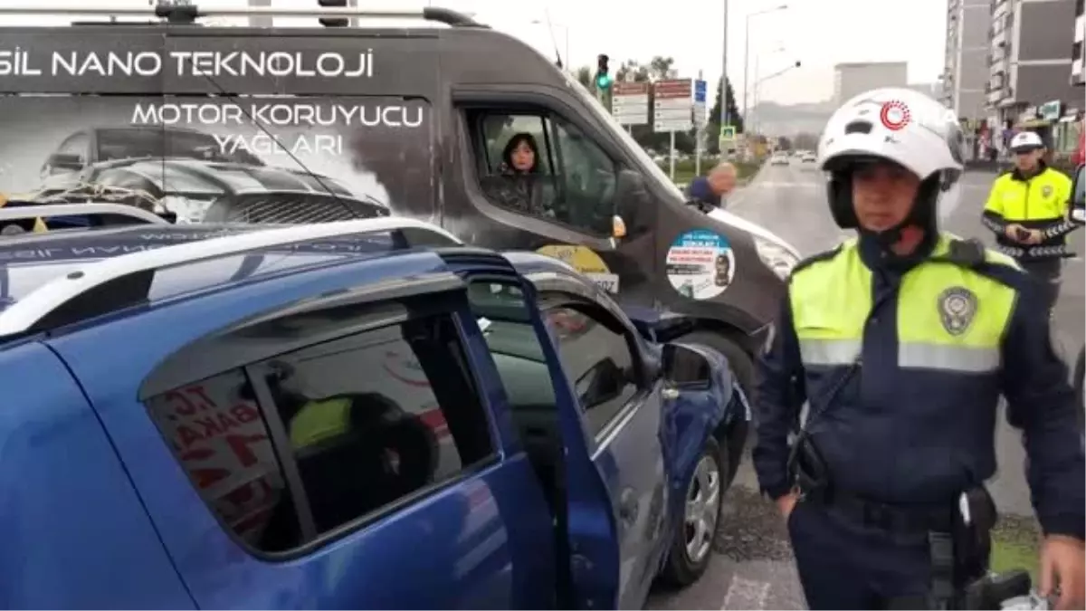 Samsun\'da otomobili ile minibüs çarpıştı: 2 yaralı