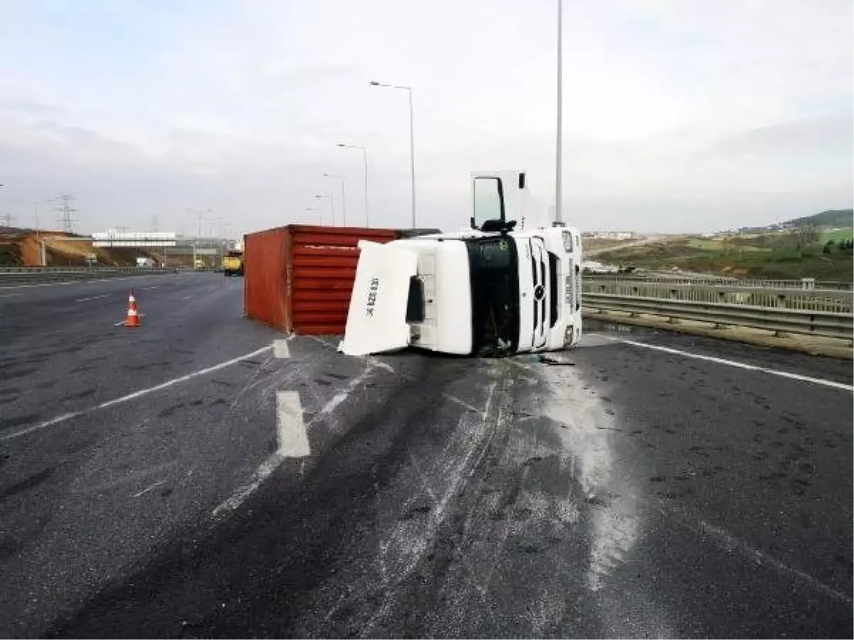 Sancaktepe\'de otomobille çarpışan TIR devrildi