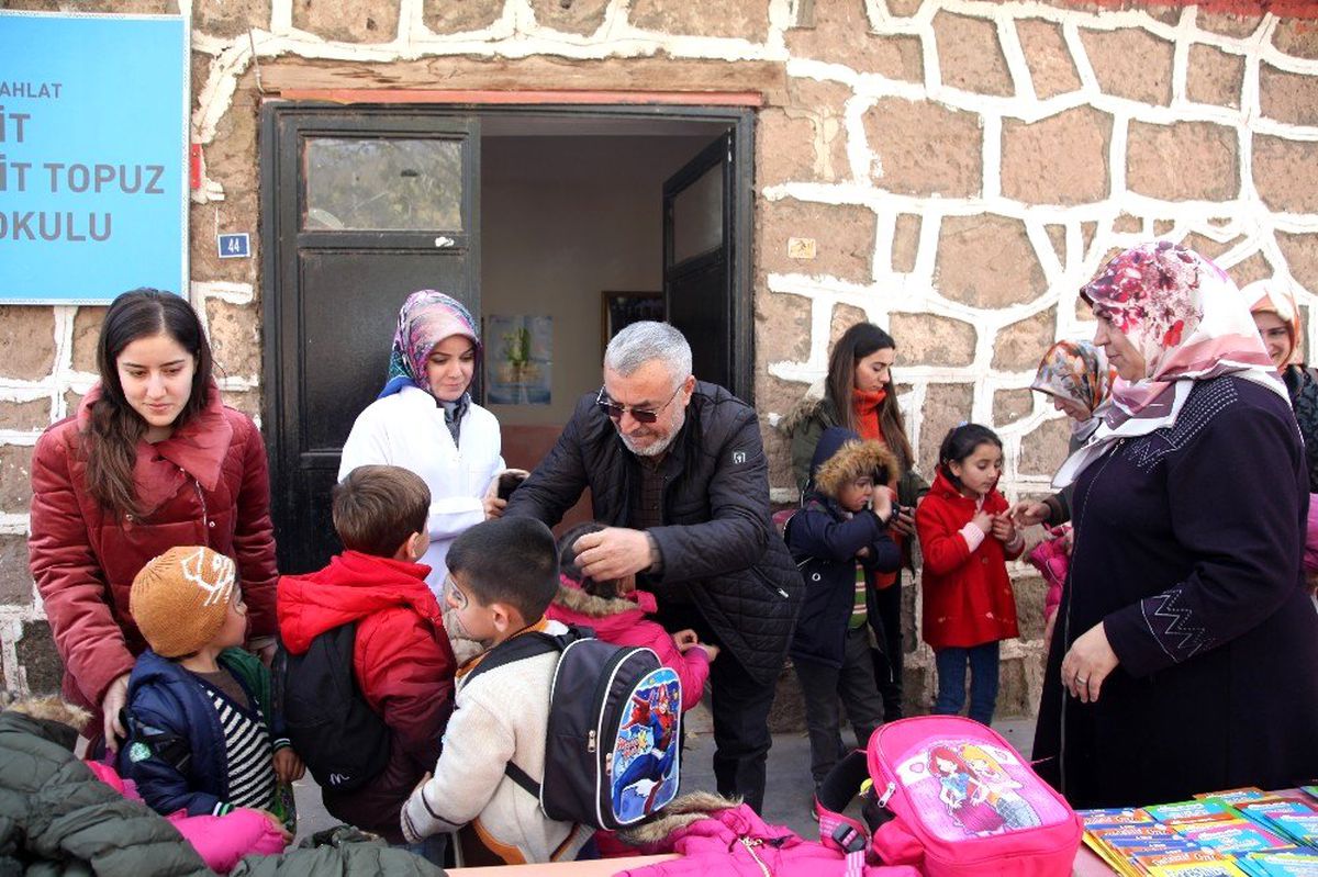 Şehit ailesinden öğrencilere yardım