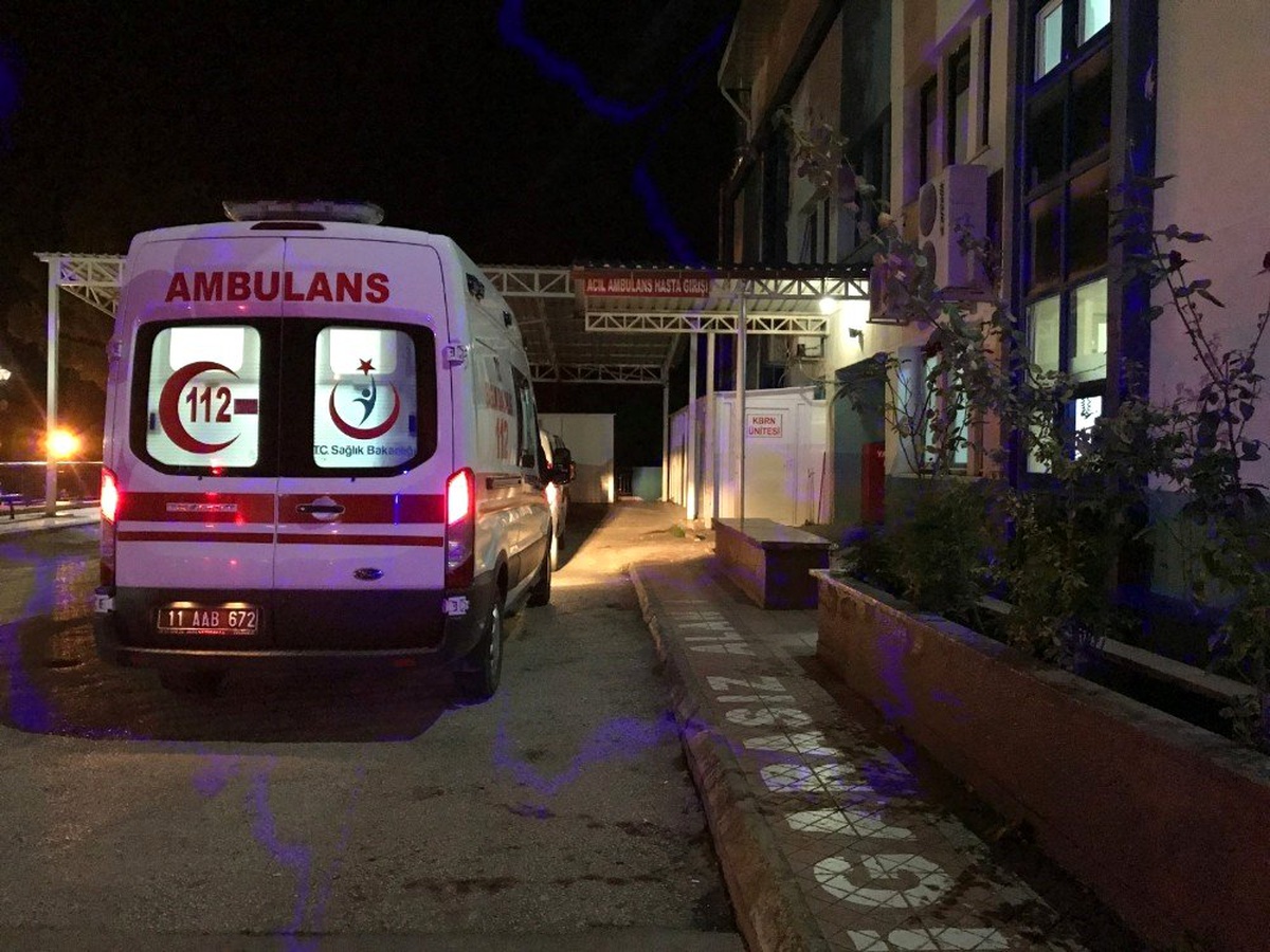 Seramik fabrikasının inşaat alanında yüksekten düşen işçi yaralandı