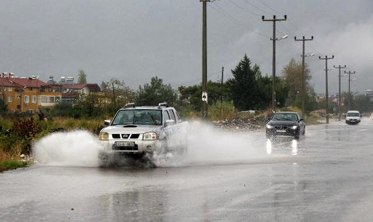 Şiddetli yağmur ve rüzgar Kemer\'de yaşamı olumsuz etkiledi