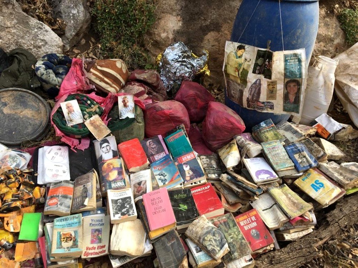 Siirt\'te PKK\'lı teröristlere ait mühimmat ve yaşam malzemesi ele geçirildi