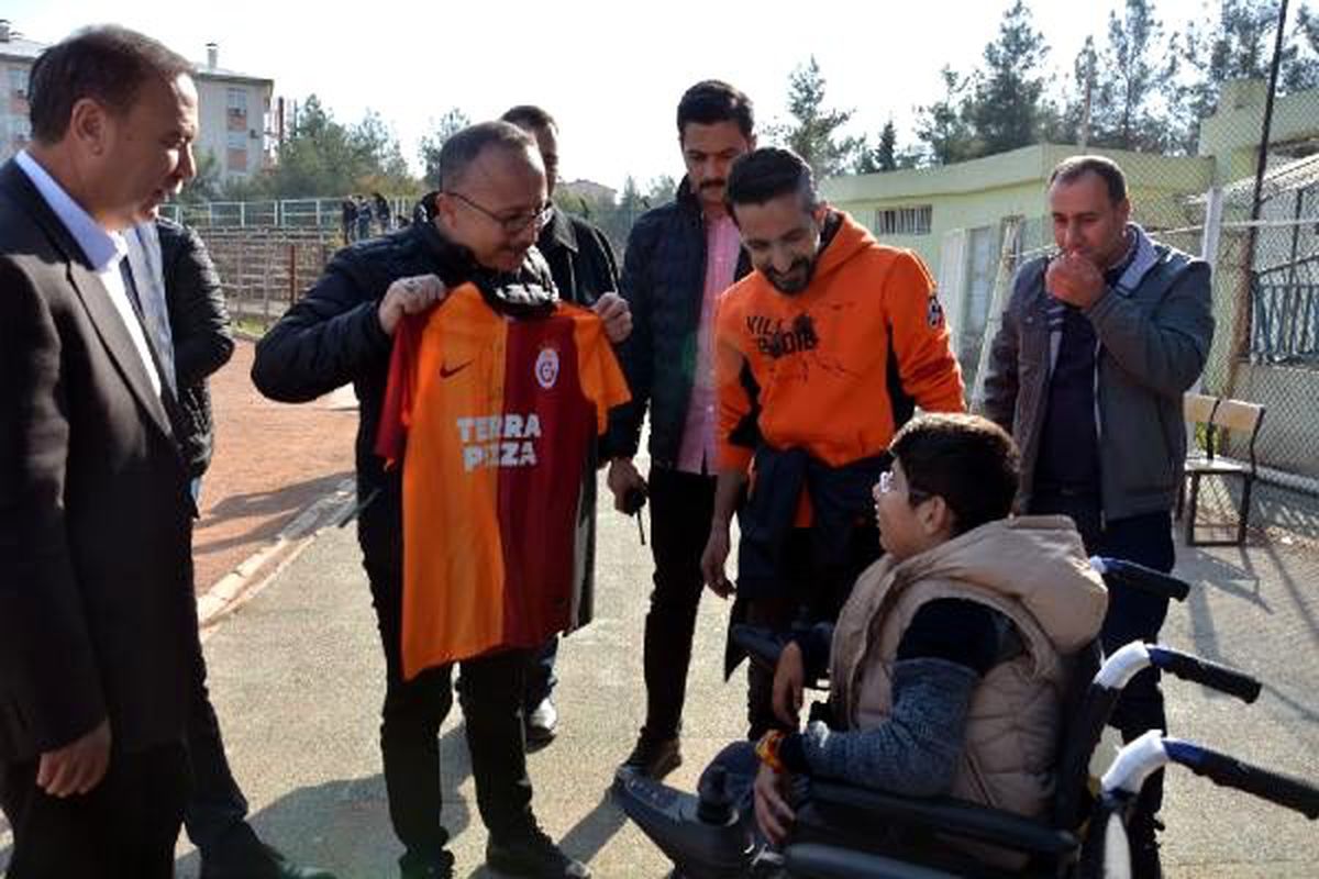 Siirt Valisi Atik\'ten engelli Veysel\'e Falcao imzalı Galatasaray forması