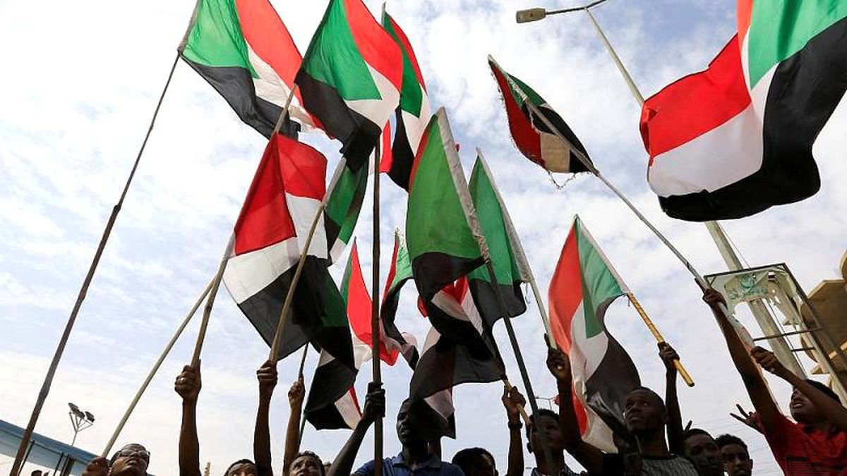 Sudan\'da Ömer el Beşir döneminde ihraç edilen 500 bini aşkın kamu görevlisine dönüş yolu açıldı
