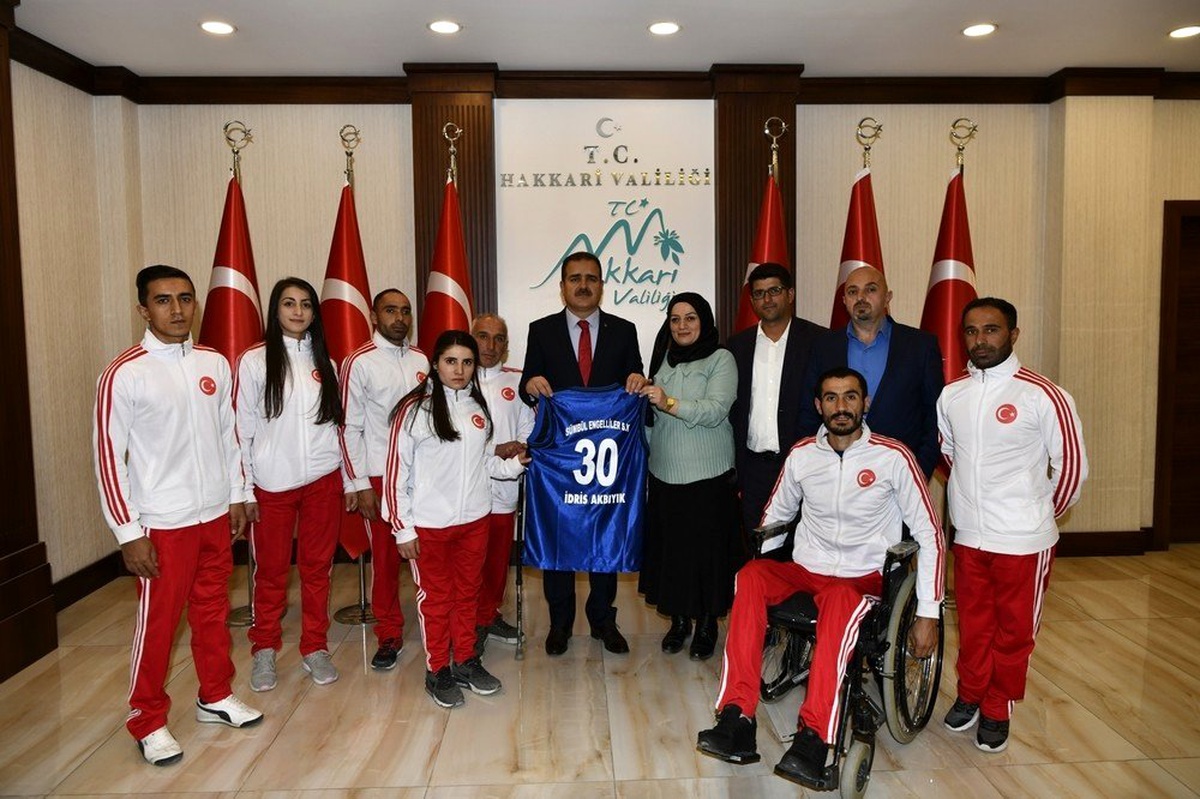 Sümbülspor Kulübünden Vali Akbıyık\'a ziyaret