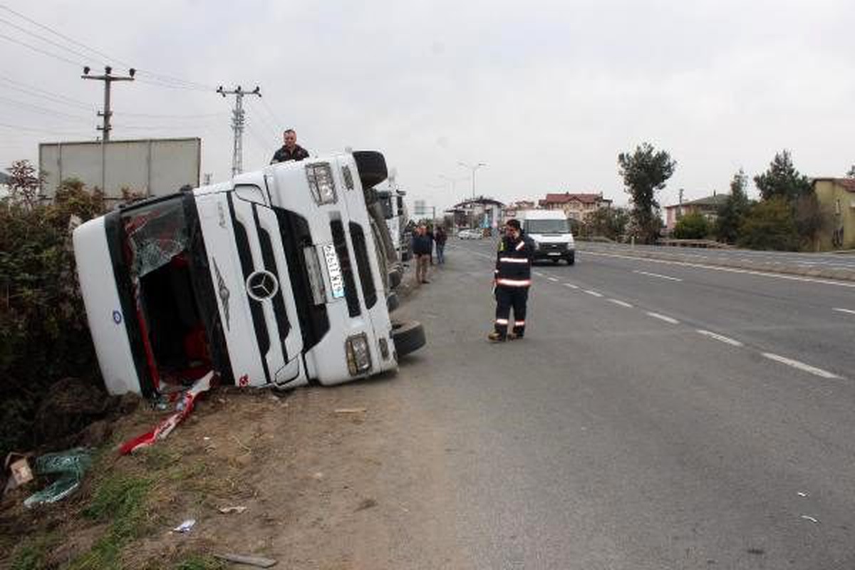Tankerin midibüs ve minibüse çarpma anı kamerada