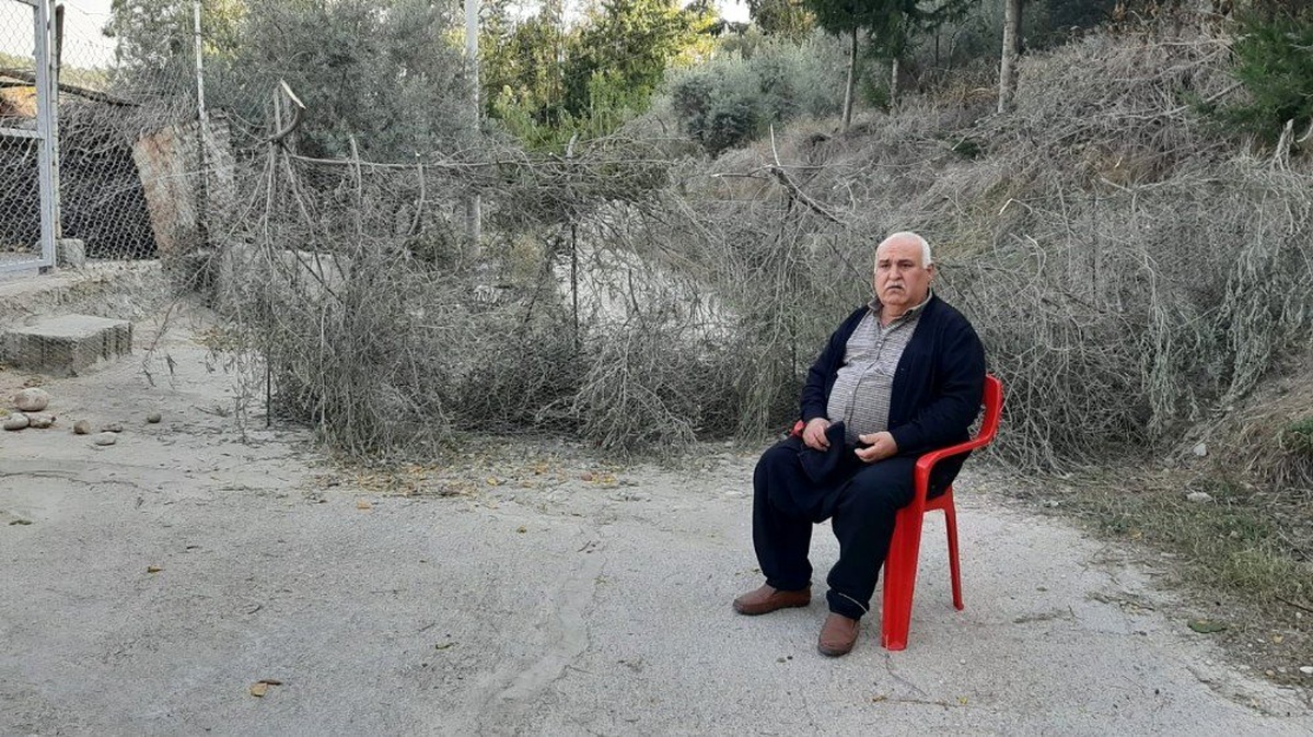 \'Tapulu yerim\' dediği yolu tel örgüyle trafiğe kapattı