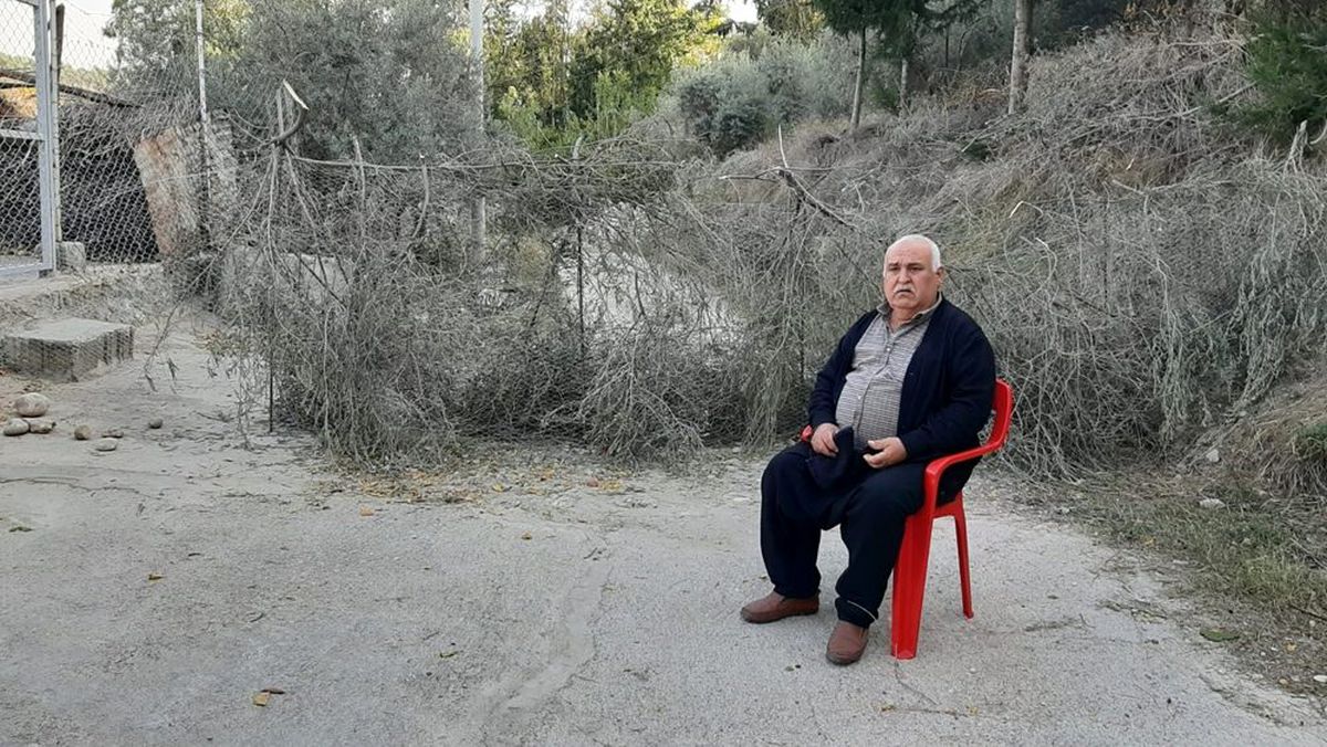 \'Tapulu yerim\' dediği yolu tel örgüyle trafiğe kapattı