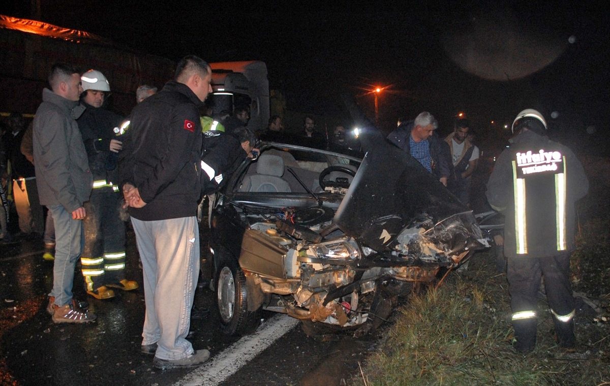 Tekirdağ\'da otomobil ile kamyon çarpıştı: 1 ölü, 1 yaralı