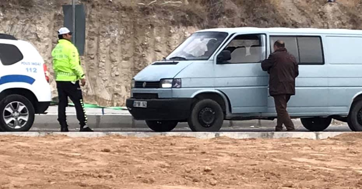 Trafik otosu yolda kalan aracı tamirciye kadar çekti