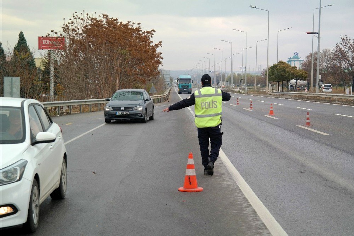 Trafik polislerinden \'Yağmur\' uygulaması