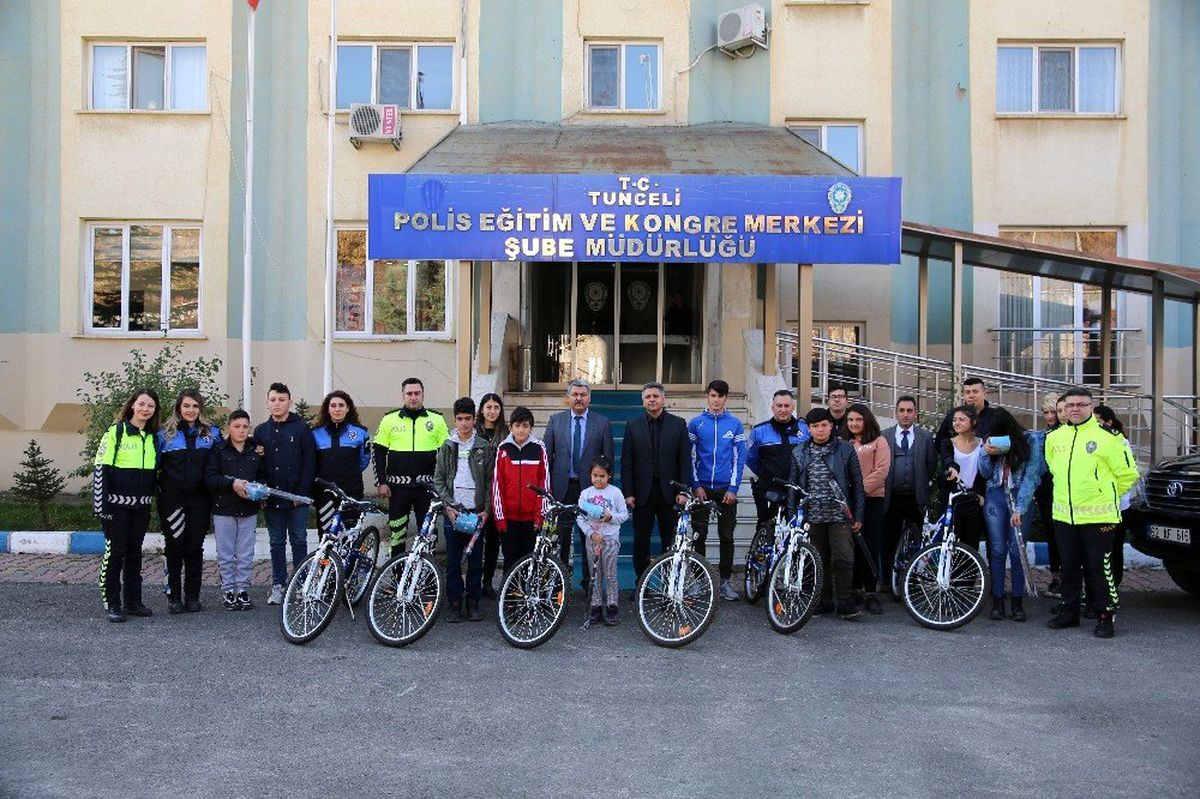 Tunceli polisinden, öğrencilere bisiklet ve olta