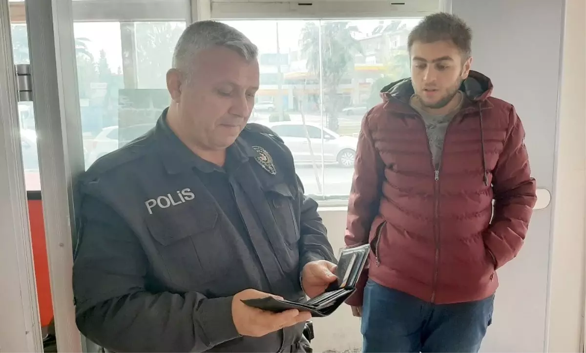 Yolda bulduğu cüzdanı polise teslim etti