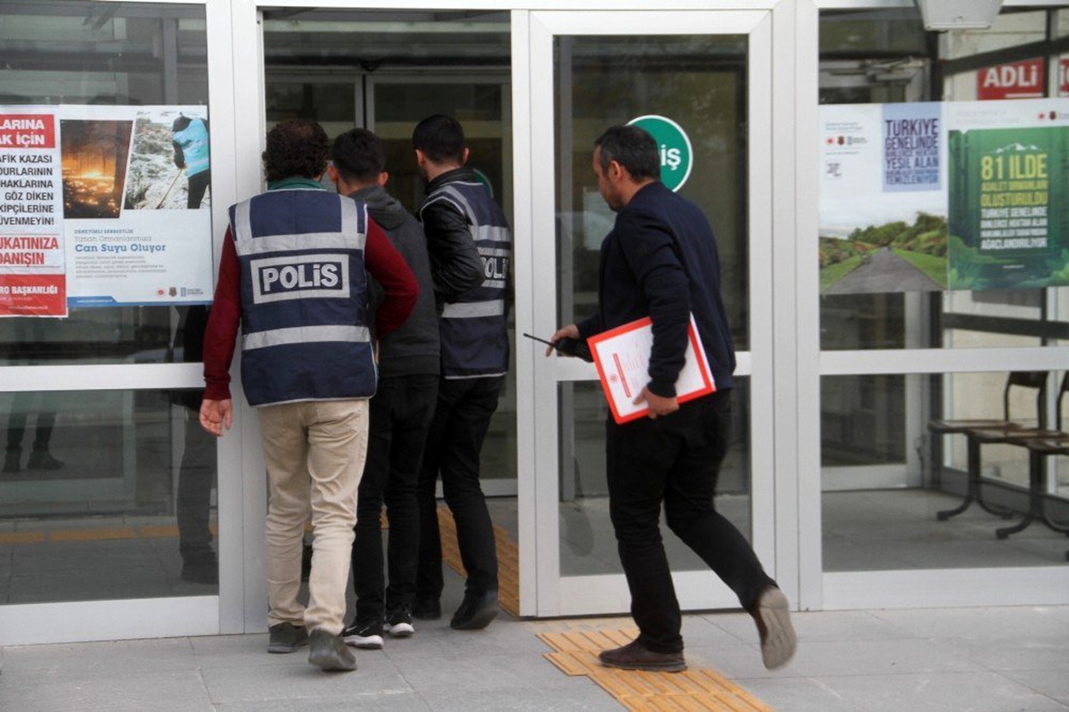 Yüzme havuzuna dadanan hırsız 7\'inci işinden sonra yakalandı