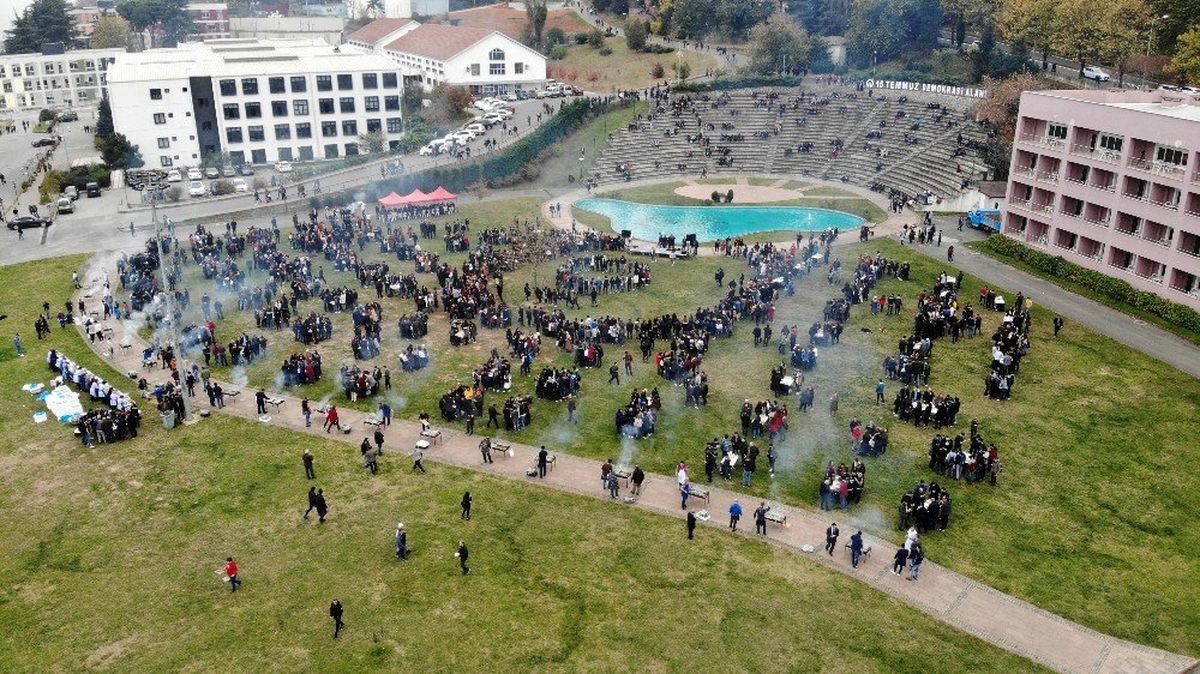2 saatte 3 ton hamsi tüketildi