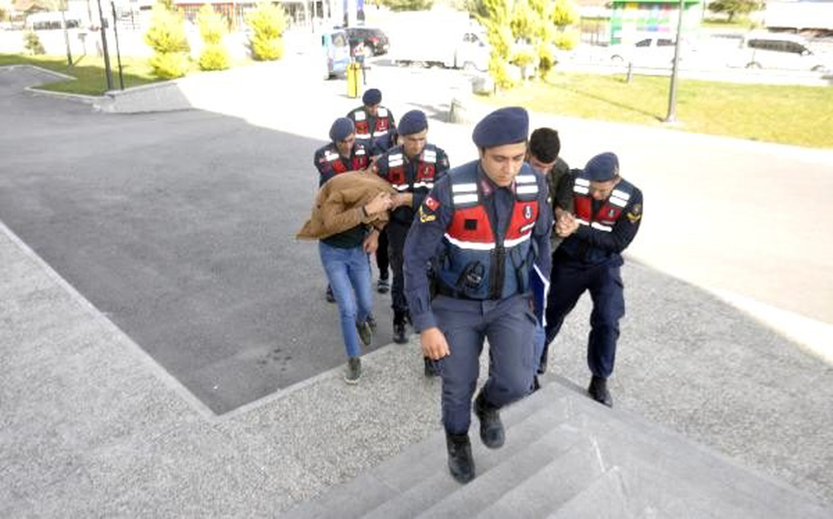 4 bin liralık içki çalan 3 kişi tutuklandı
