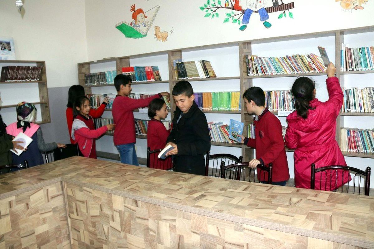 60 yıllık okul kütüphaneye kavuştu