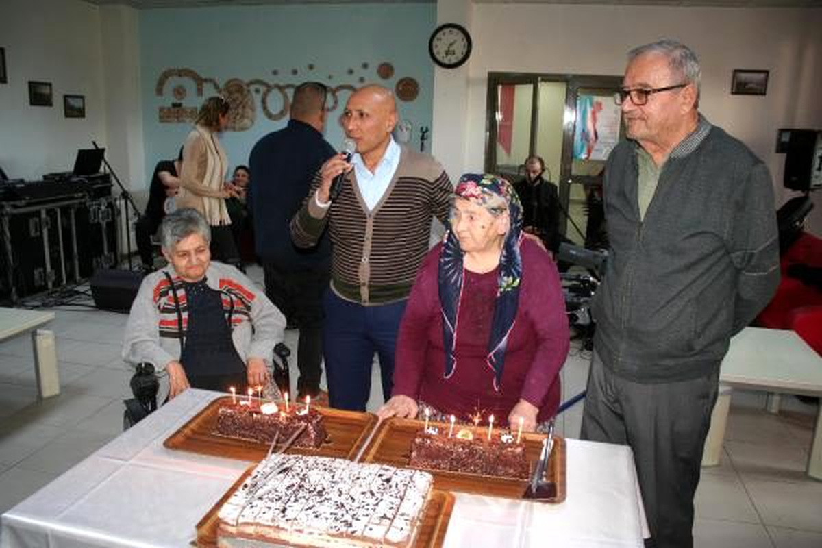 80 yaşında ilk doğum gününü huzurevinde kutladı