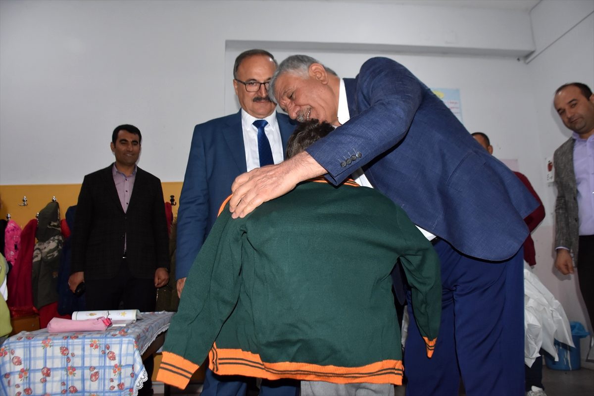 Adıyaman\'da 700 öğrenciye kıyafet yardımı yapıldı
