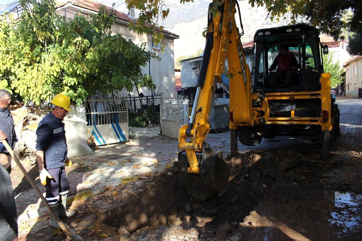 Akseki, Elmalı ve Finik\'de arızalı içme suyu hatlarına anında müdahale