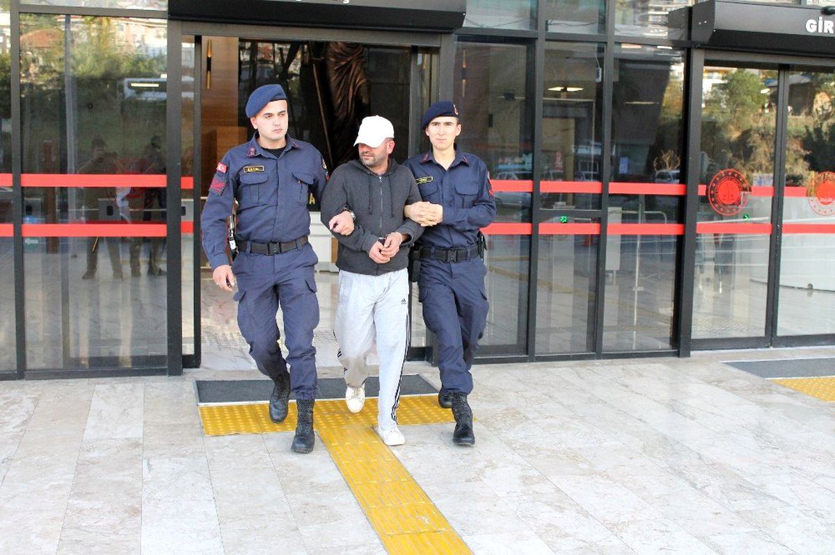 Alanya\'da 4 yıl 8 ay hapis cezasıyla aranan cezaevi firarisi yakalandı
